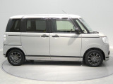 【左側面】便利なパワースライドドアを備えています。小回りが利き細い道でも運転しやすい、どなたでも扱いやすいサイズ感です。