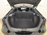 リアシートの背もたれを前方に倒して荷室を広げられますので、長いお荷物も積むことができます。背もたれは6:4の割合で分割して可倒できます。