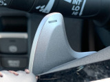 ■パドルシフト■ステアリングから手を離さずに、簡単にシフトチェンジ。マニュアル車感覚のシフトチェンジが愉しめます。自分の手で操縦している感が増して運転を愉しく出来る装備です!