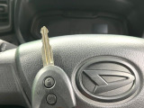 【キーレス】少し離れた場所からでもボタン一つでドアの開錠・施錠ができるのでとっても便利!ドアの鍵穴周りに傷をつけることもありません♪