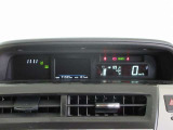 エコドライブへと導くセンターメーター。エコ運転かどうか、モーターとエンジンのどちらを使っているかなどを確認できるので、燃費性能をさらに引き出せます。