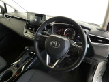各種操作スイッチなども使いやすく配置されている運転席です。