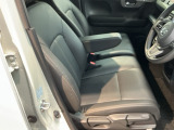 【ベンチシート】運転席と助手席の移動もスムーズ!狭い駐車場での乗り降りや、お子様の乗り降りにも便利です。座席の間にコンソールボックスやドリンクホルダーがないため、車内空間が広く感じます。