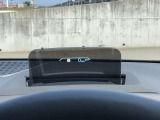 HUD: ヘッドアップディスプレイはドライバーが前方に集中できるよう、ナビや車速情報をフロントガラスに投影するシステムです。
