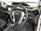 【運転席まわり】・・・ハンドルやシートなども隅々までクリーニング済み。キレイな車内でドライブがより一層快適にお楽しみいただけると思います。