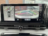 アラウンドビューモニター。上空から見下ろしているような映像で、スムースな駐車をサポートします。