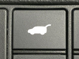 【パワーバックドア】スマートキーや運転席のボタンを押すだけでリアゲートが自動で開閉します!荷物を持っている時や、高い位置にあるバックドアを閉める際に便利な機能です♪