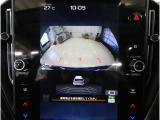 後方映像を11.6インチディスプレイに表示し、ステアリング連動ガイドラインが駐車をサポート。さらに後退時はリヤ4センサーが障害物を検知し、必要に応じてブレーキが作動します。