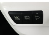スイッチ類もきれいに。車内もボディも隅々までクリーニング。