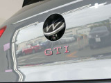 バックカメラ始動時にはVWのエンブレムが動いてカメラがボディの中心位置で映し出します。