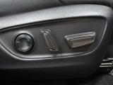 運転席はパワーシートなのでお好みのドライビングポジションに調整可能です♪
