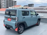 右斜め後ろからの特徴的なフォルム。ボックス型で車体全体を把握しやすく運転しやすそうですね♪