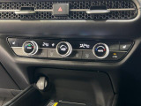 オートエアコンは左右席で独立温度コントロールが可能です。シートヒーター付きで、冷えた車内でもスイッチを押せば数秒で座面と背もたれがあたたかくなります。