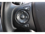 ハンドル左部分でオーディオ操作が可能。そのため、運転中でも目線をずらさずに安全運転♪また、メーターの表示切替もダイヤル式でお好みに合わせられます。