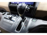 インパネシフトだから視線の移動も少なく足元もスッキリ♪運転席もゆったりしているのでゆとりを持ってドライブできますね!