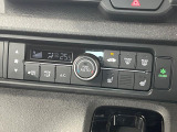 【オートエアコン】一度お好みの温度に設定すれば、車内の温度を検知し風量や温度を自動で調整。暑い&hellip;寒い&hellip;と何度もスイッチ操作をする必要はありません。快適な車内空間には必須の機能ですね♪