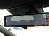 スマートルームミラーです。多人数乗車時やお荷物の多い時でも カメラで後部を映し出します。