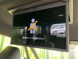 【13型有機ELフリップダウン】三列目からでも迫力のエンタメが観れる大画面フリップダウン。有機ELのモニターでは、一般的なフリップダウンよりも高コントラストでキレイな映像を楽しめます。