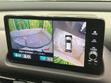 【全周囲カメラ】専用のカメラにより、上から見下ろしたような視点で360度クルマの周囲を確認することができます☆死角部分も確認しやすく、狭い場所での切り返しや駐車もスムーズに行えます。