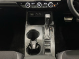CVT車のセレクトレバーです。低速から高速まで、変速ショックのないスムーズな走りを実現するとともに、エンジン効率のよい領域を維持することで燃費にも貢献します。