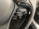 前方の車との車間を設定し、スピードを上げたり緩めたりを自動で行ってくれる追尾式の「レーダークルーズ」。上級装備の一つです!高級車にしかつかない嬉しい機能です。