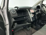 【グローブボックス】車検証や保険証、保険関連書類、整備用グローブなどの必要書類・小物を、助手席から運転席へすぐに取り出せる場所に整理して保管できます。車内の小物整理に役立ちます!