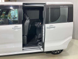 【両側オートスライドドア】子供を乗せたりするのにも隣のお車を気にせずストレスフリー★雨の日などはリモコンキーからドアの開閉ができて、とても便利な両側オートスライドドア★
