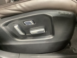 運転席にはパワーシートを装備!シート位置を記憶するメモリー機能付きなのでご夫婦で2名分セットすると便利です♪