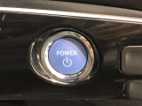 エンジンスタートスイッチです。キーが車内にあれば、エンジンの始動や停止はスイッチを押すだけ!キーを取り出す手間を省き、ワンプッシュで操作できるので簡単でスムーズです。