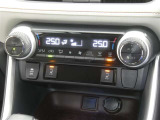 【オートエアコン】車内温度を感知して自動で温度調整をしてくれるのでいつでも快適な車内空間を創り上げます!どの席に座っても快適なドライブが楽しめます♪
