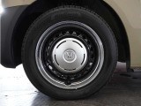 ◆純正ホイール装着車◆シンプルなデザインのホイールキャップ付きです。