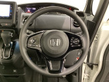 ハンドルにHondaセンシング系のクルーズコントロールやレーンキープアシストなどのスイッチと、オーディオの操作スイッチが装備されています。ハンドルから手を離さず安全に操作できます。