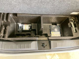 たっぷり20Lの荷室床下収納を用意しております。
