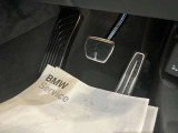 【ペダル】BMWはオルガン式アクセルペダルを採用しています。踏み込む足とペダルが同じ軌跡を描くため、かかとがずれにくく、アクセルコントロールがよりしやすくなるメリットがあります。