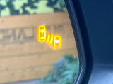 【ブラインドスポットモニター】走行中、ドアミラーの死角になりやすい箇所に後続車が接近するとサイドミラーのレンズに警告を表示!ドライバーに注意喚起をしてくれます。