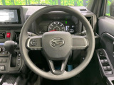 インテリアに合わせたデザインのステアリングは、運転される方のことも考え、運転しやすい形状、大きさです。是非一度、実際に触ってお確かめください。