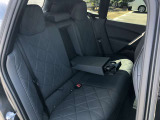 後席も使用感はさほど感じず、運転席・助手席同様に清潔感があります。後席シートもしっかりと作り込まれていますので、座り心地も悪くありません。是非、実車にてご確認下さい。