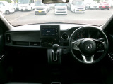 大きなフロントガラスで広々とした視界の運転席まわりです。