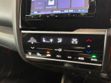 操作性の高い静電タッチ式パネルを採用したフルオートエアコン、ドアミラーヒーターや熱線入りフロントハーフシェイドウィンドーガラスを採用