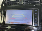 後方の見える安心をお届けするバックガイドモニター付:バックするときのアシストラインもあって楽々バック!車庫入れや縦列駐車をサポートし、苦手な駐車も安心です!今やもう手放せない装備ですネ♪