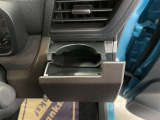 運転席と助手席には、回転式のインパネカップホルダーが装備されています。