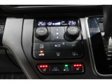 運転席と助手席の温度設定の変更が可能な左右独立タイプのデュアルエアコンです♪♪♪暑がりな人・寒がりな人も誰もが車内を快適にお過ごしいただけます♪♪♪