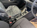 運転席と助手席の間のセンターコンソールにカップホルダー2つあります(^^♪