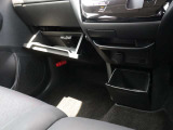 【グローブボックス/インストセンターロアボックス】車内に持ち込んだ小物やドリンクがきちんと片付く収納も充実。いつでもきれいな車内を保てます。