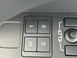 【メモリー機能】最大3名様まで、シートポジションを記憶していただきます。自分のポジションを素早く戻せるのはとても助かる機能ですね。
