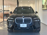 【BMWの伝統-1】BMWの特徴的な&ldquo;キドニーグリル&rdquo;は、80年以上続く伝統の形でございます。変わらないこだわりのデザインが、プレミアムブランド&ldquo;BMW&rdquo;を創り出します。