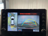 【パノラミックビューモニター】専用のカメラにより、上から見下ろしたような視点で360度車の周囲を確認することができます。