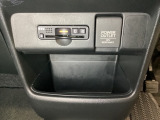 アクセサリーソケットがついています。その横にはETCがついています。高速道路の料金所の通過も楽々です!。