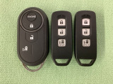 スマートキー付きですからドアロックの開閉およびエンジンスタートが楽々です。電動スライドドアの開け閉めもボタンで操作できます。加えて、純正リモコンエンジンスターター用の操作キーもついています。