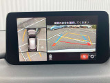 360度ビューカメラを搭載。4方の小型カメラの映像を処理し、車両真上からの映像に変換しています。